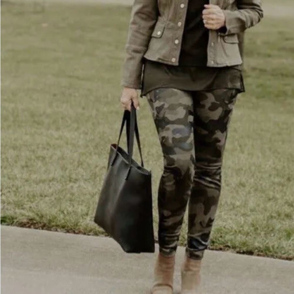 WHBM Runaway Camo leggings sz 4